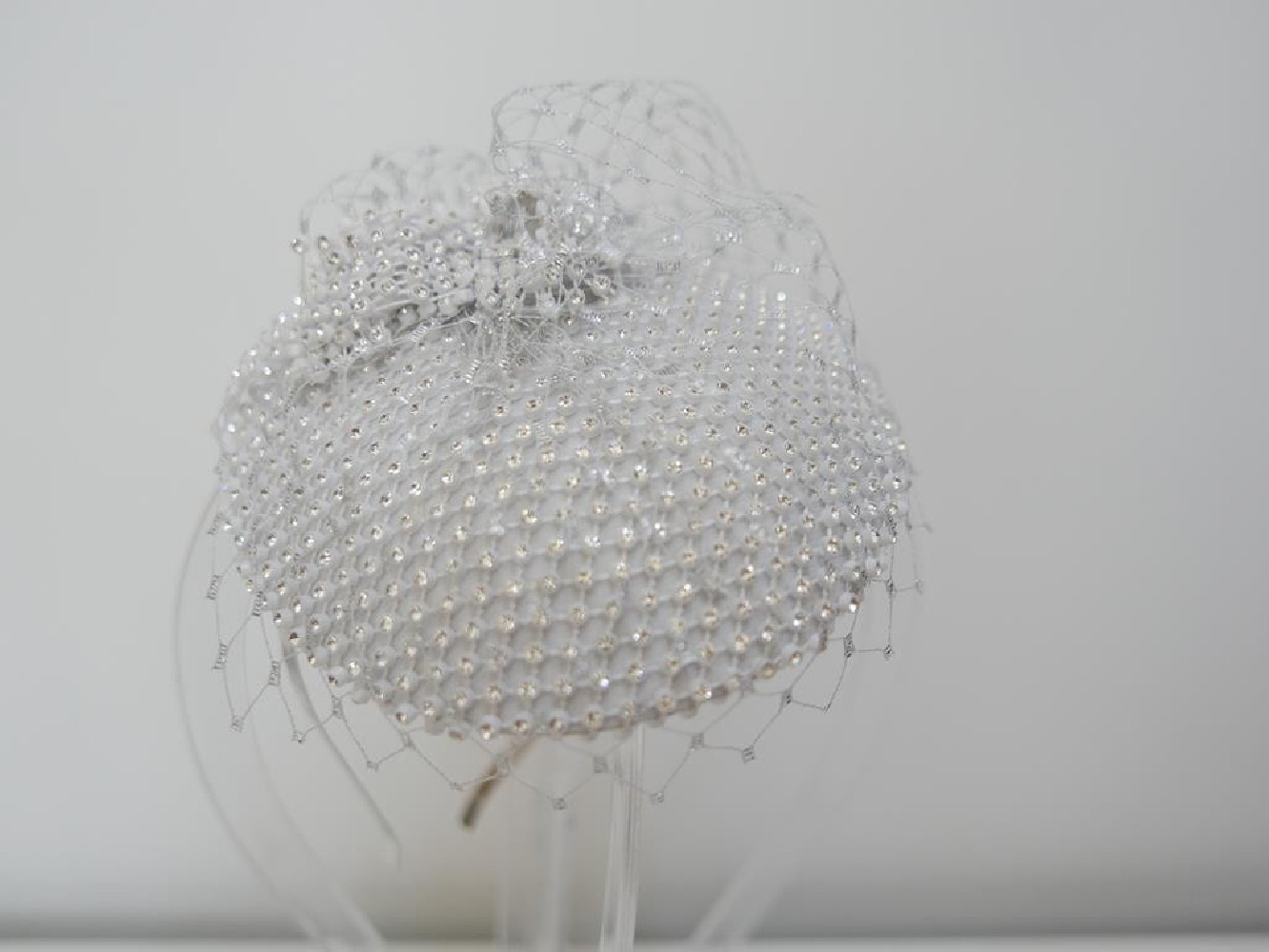 Biało srebrne cyrkonie mini toczek fascynator