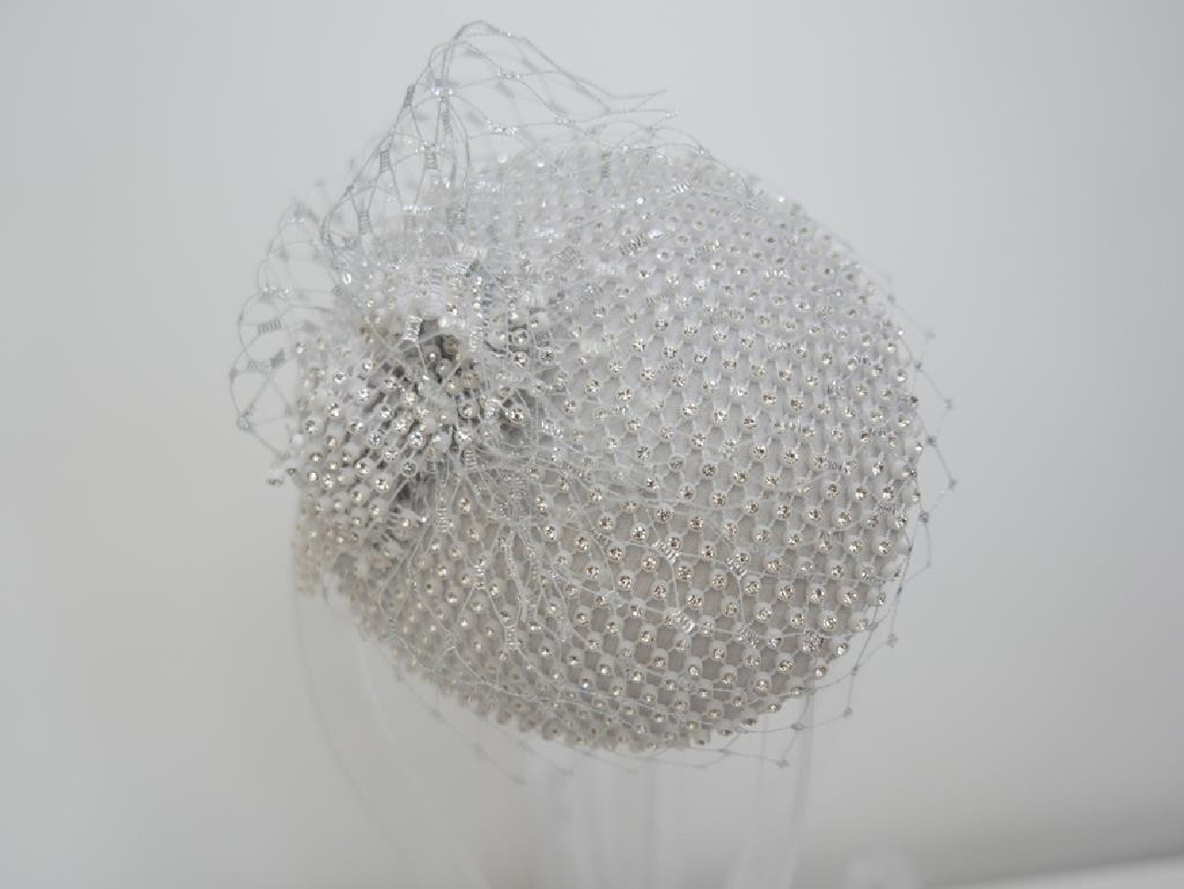 Biało srebrne cyrkonie mini toczek fascynator