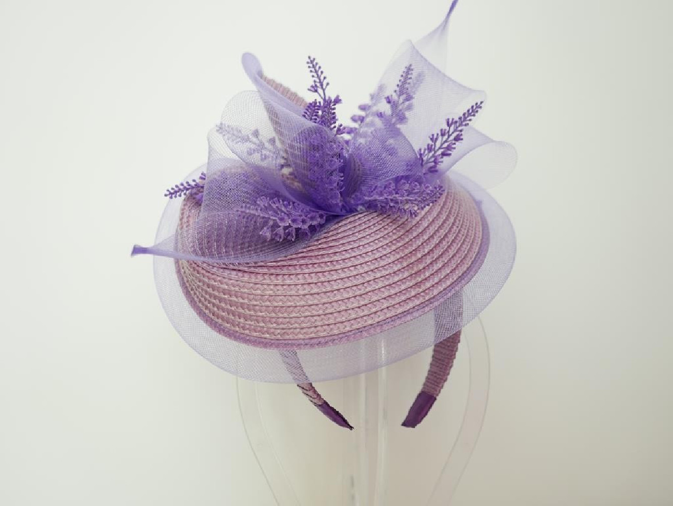 Lawendowy fascynator na przepasce