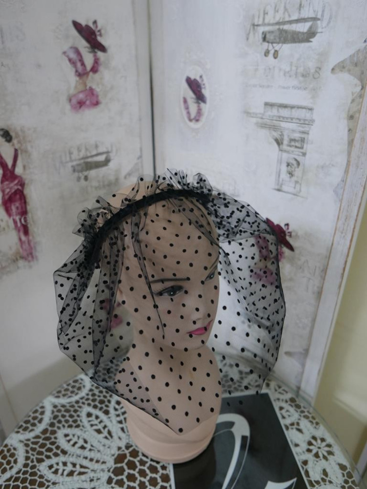 Czarny welon w kropeczk na przepasce