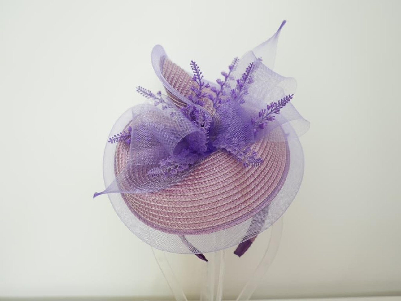 Lawendowy fascynator na przepasce