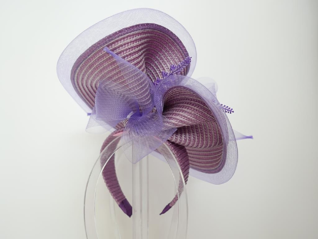 Lawendowy fascynator na przepasce