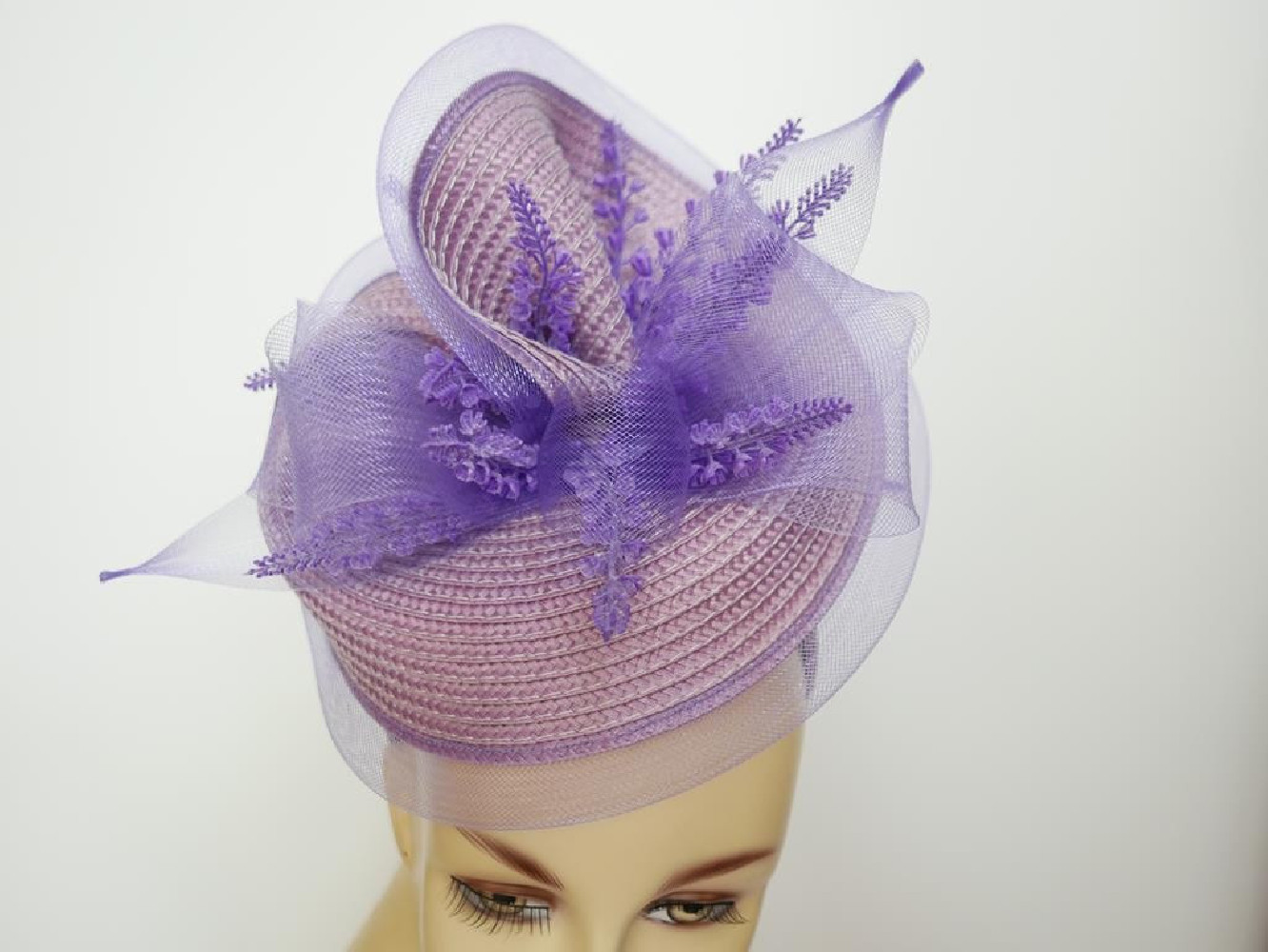 Lawendowy fascynator na przepasce