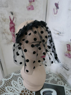 Czarny welon w grochy na przepasce