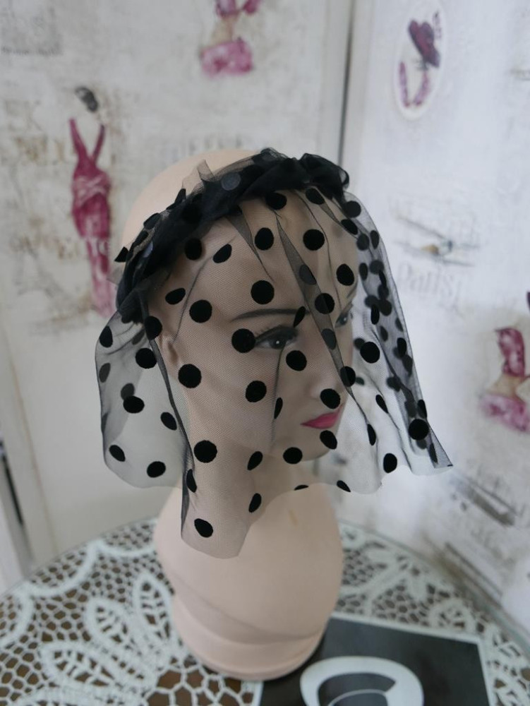 Czarny welon w grochy na przepasce