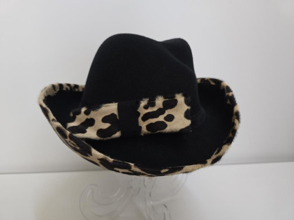 Czarny kapelusz filcowy z rondem ze skóry w panterkę 53-55 cm