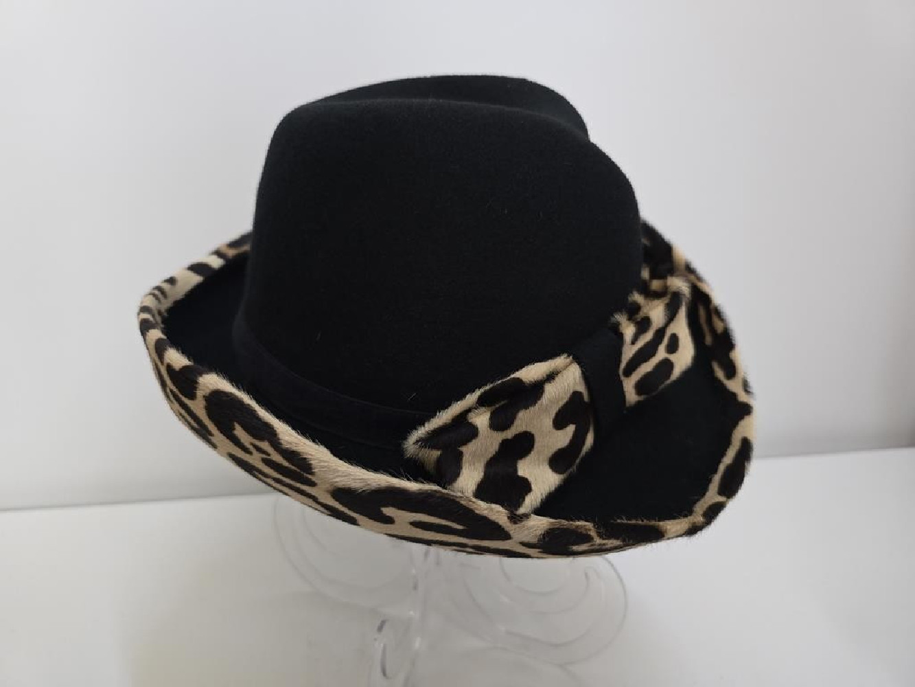 Czarny kapelusz filcowy z rondem ze skóry w panterkę 53-55 cm