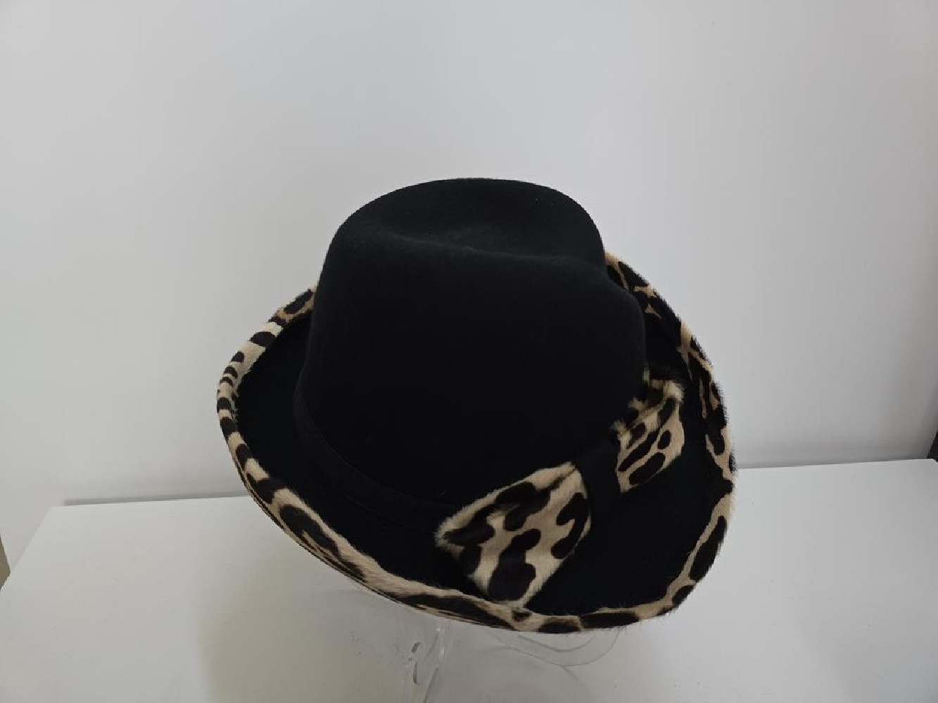 Czarny kapelusz filcowy z rondem ze skóry w panterkę 53-55 cm