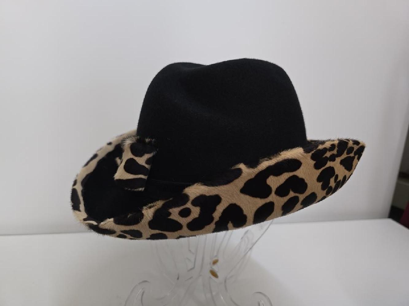 Czarny kapelusz filcowy z rondem ze skóry w panterkę 53-55 cm