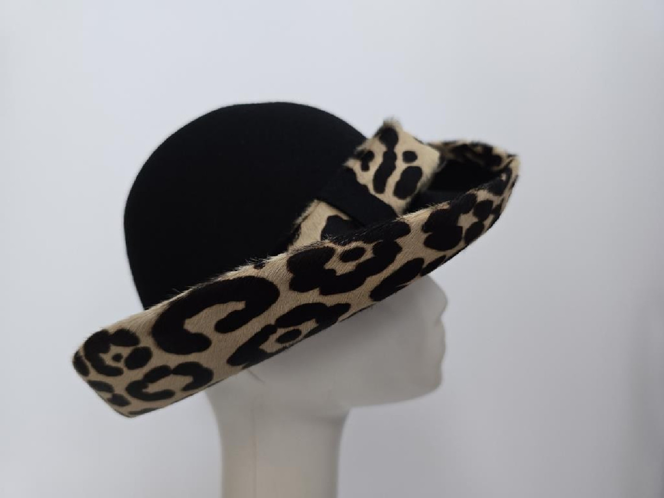 Czarny kapelusz filcowy z rondem ze skóry w panterkę 53-55 cm