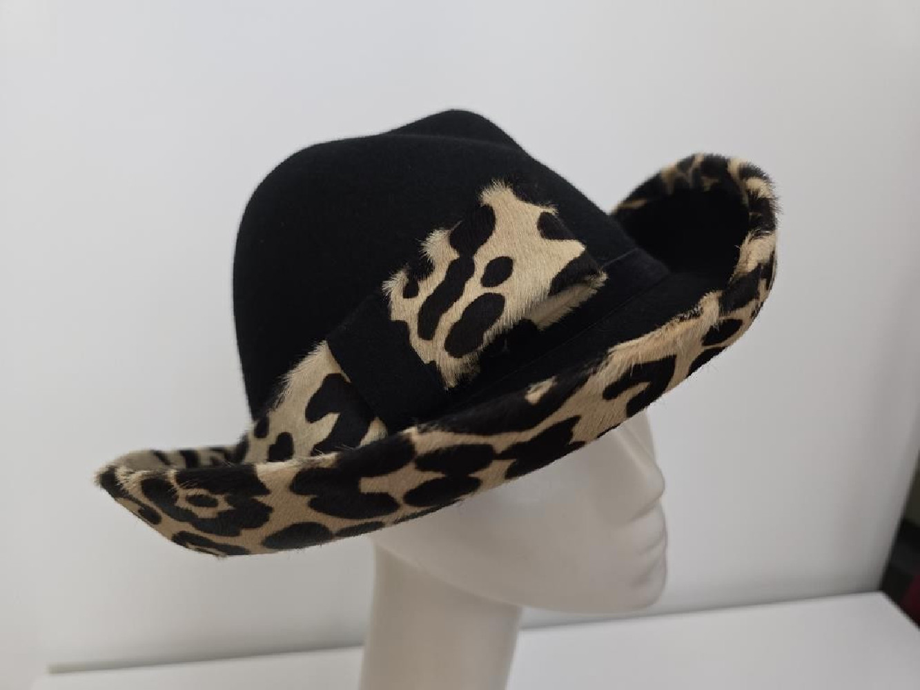 Czarny kapelusz filcowy z rondem ze skóry w panterkę 53-55 cm