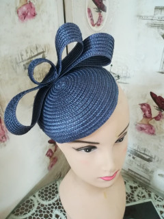 Granatowy słomkowy fascynator