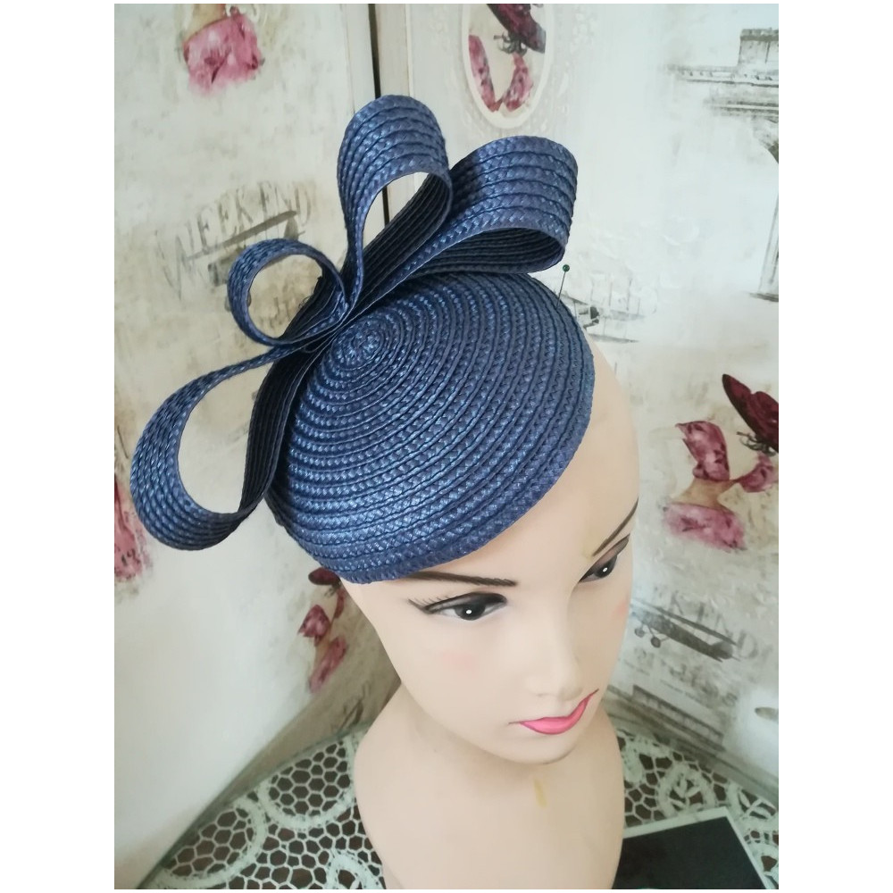 Granatowy słomkowy fascynator