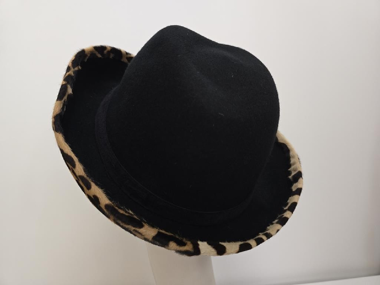 Czarny kapelusz filcowy z rondem ze skóry w panterkę 53-55 cm