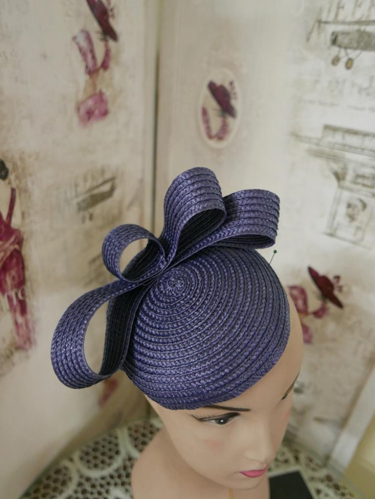 Granatowy słomkowy fascynator