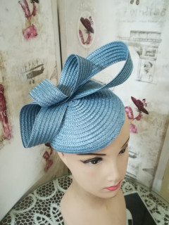 Niebieski słomkowy fascynator