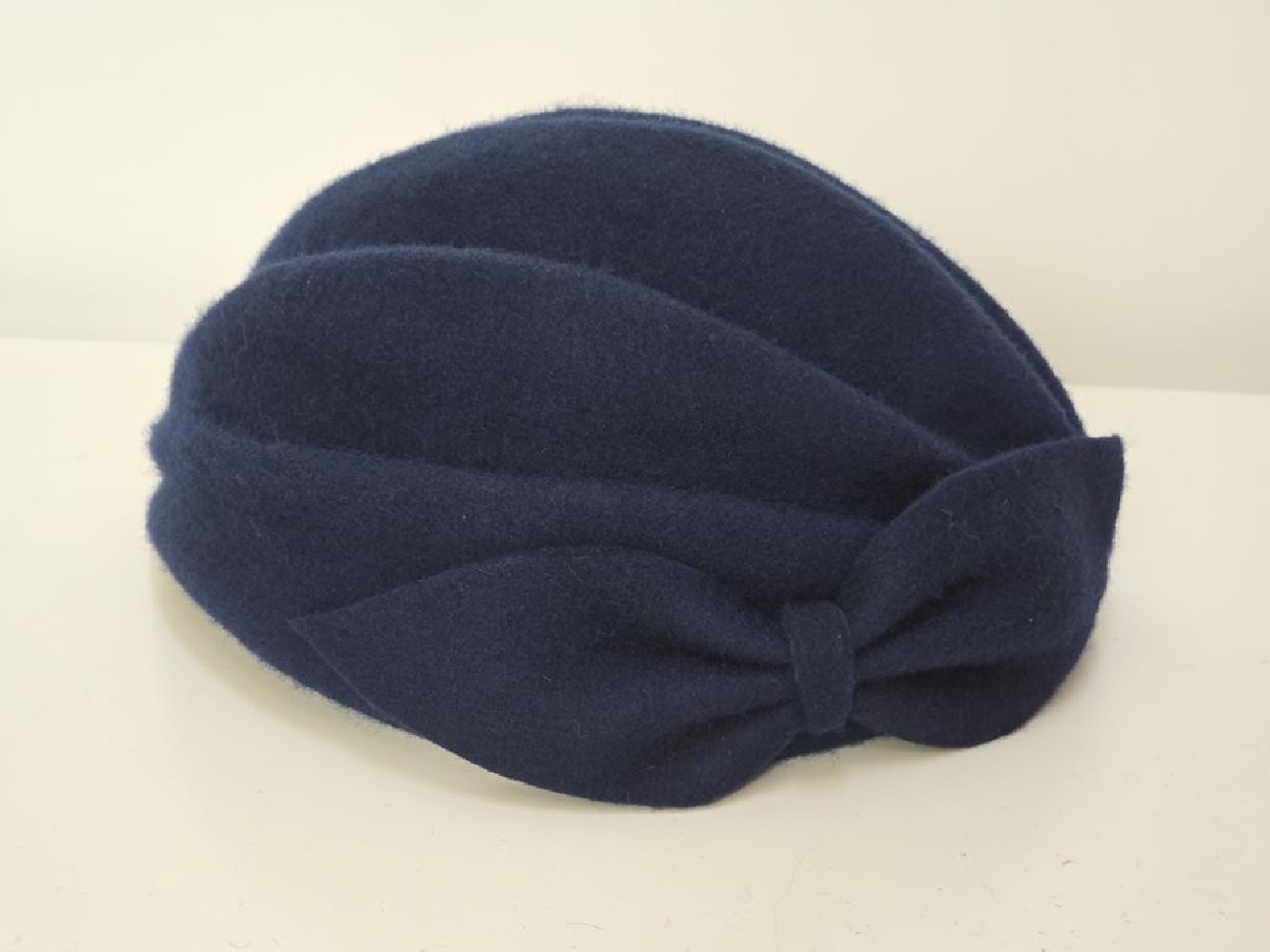 Natalia, granatowy half-hat filcowy model retro
