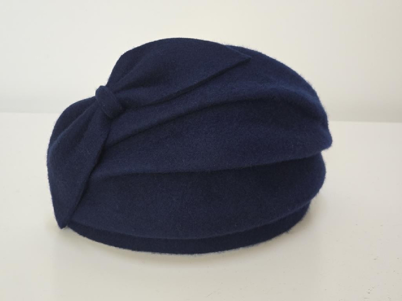 Natalia, granatowy half-hat filcowy model retro