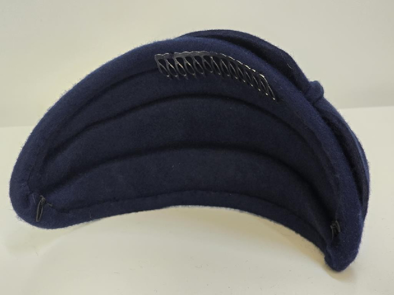 Natalia, granatowy half-hat filcowy model retro