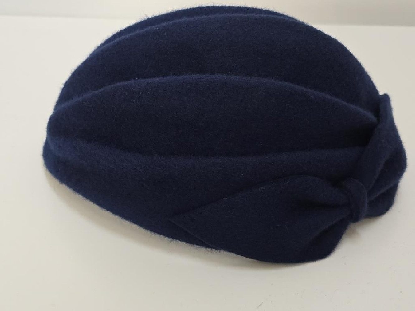 Natalia, granatowy half-hat filcowy model retro