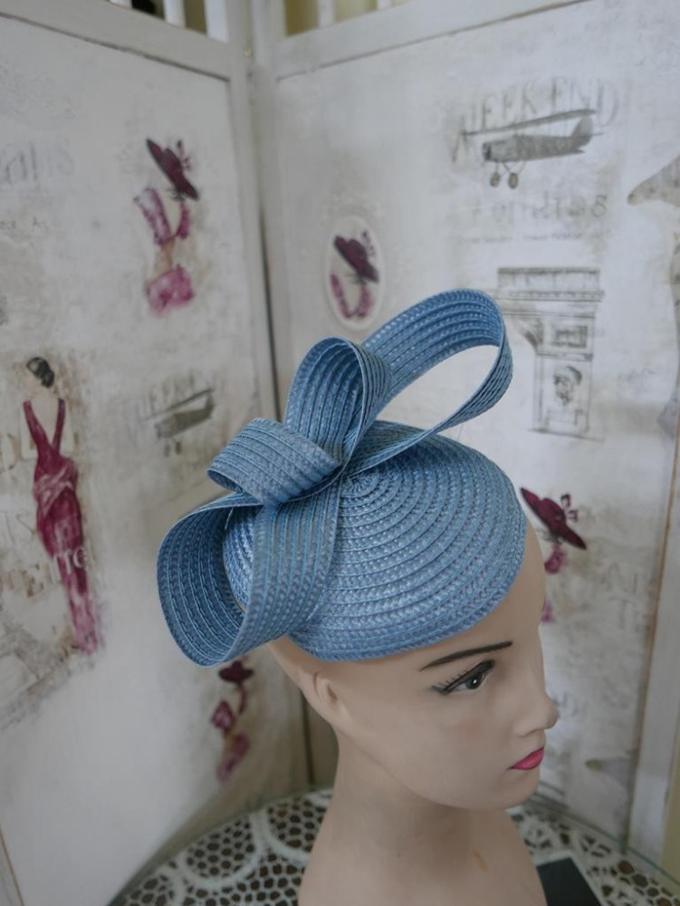 Niebieski słomkowy fascynator