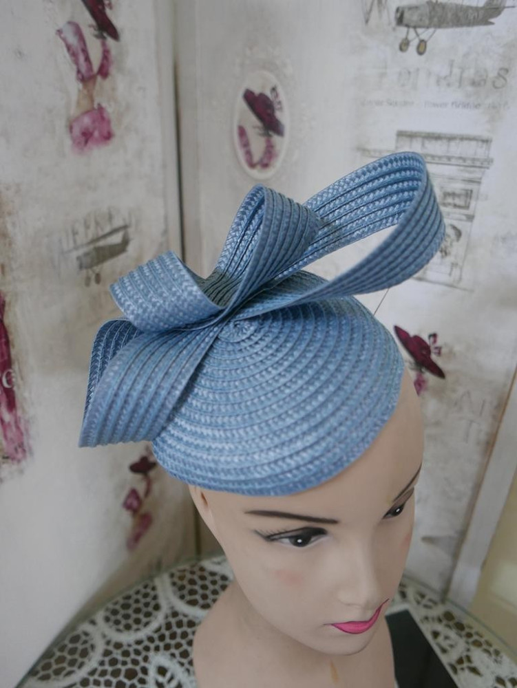 Niebieski słomkowy fascynator