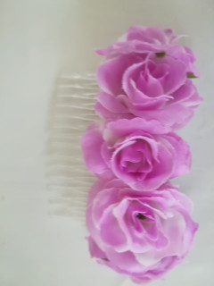 Liliowe róże stroik na grzebyku