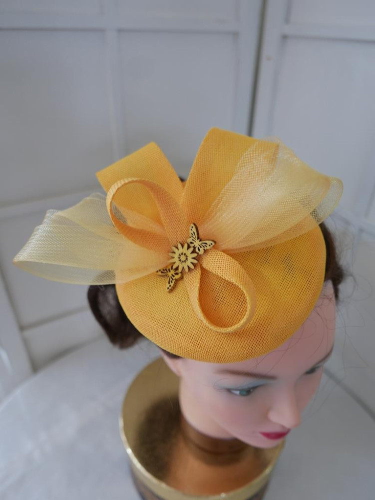 Żółty fascynatorz crin i lnu