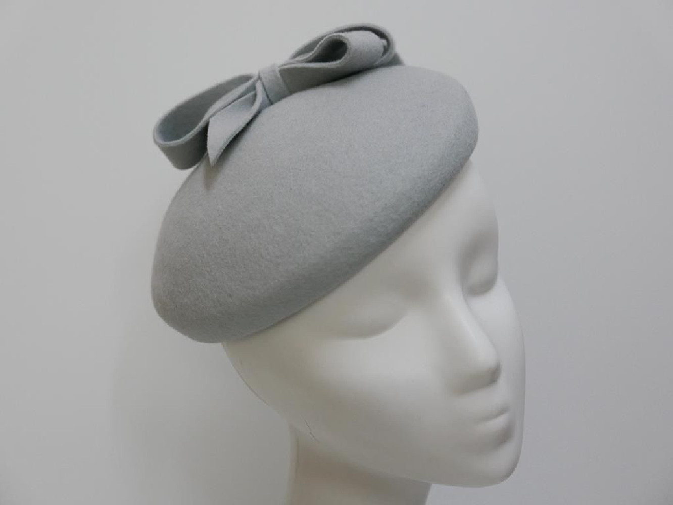 Saturnia szaro niebieski mini beret filcowy