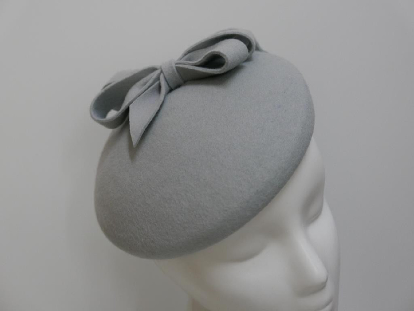 Saturnia szaro niebieski mini beret filcowy