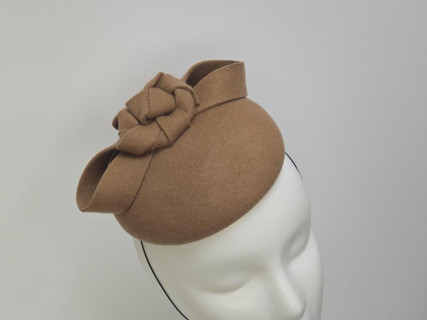 Magie- karmelowy mini toczek z pilbox fascynator filcowy