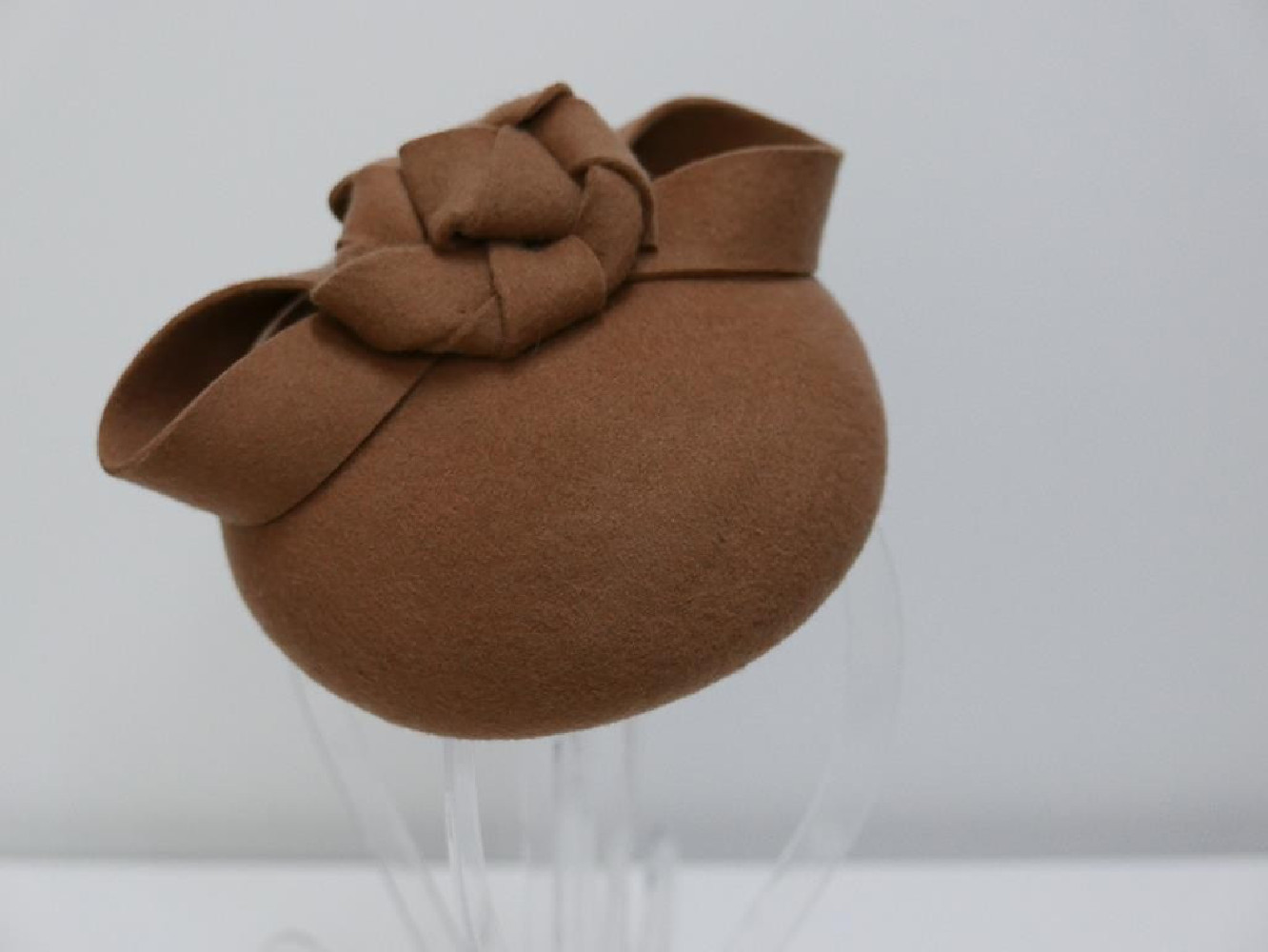 Magie- karmelowy mini toczek z pilbox fascynator filcowy