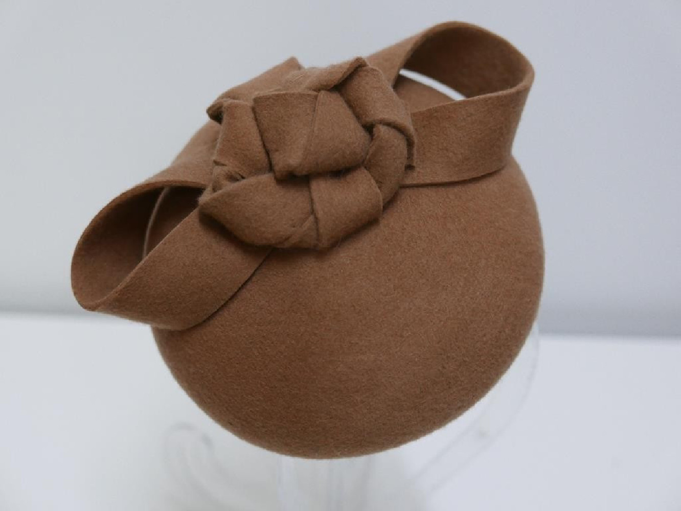 Magie- karmelowy mini toczek z pilbox fascynator filcowy