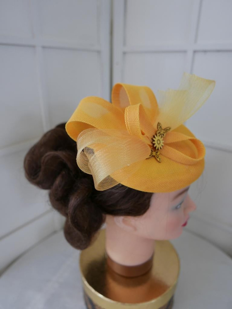 Żółty fascynatorz crin i lnu