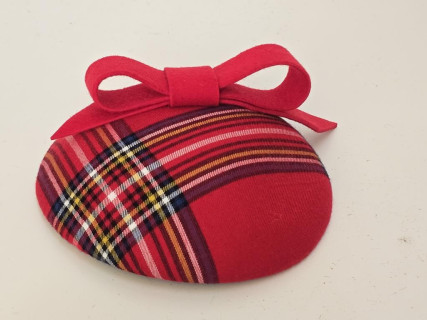 Czerwona krateczka mini toczek fascynator z tkaniny