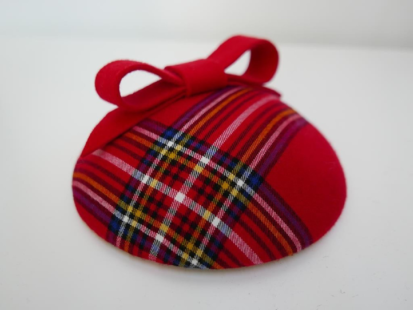 Czerwona krateczka mini toczek fascynator z tkaniny