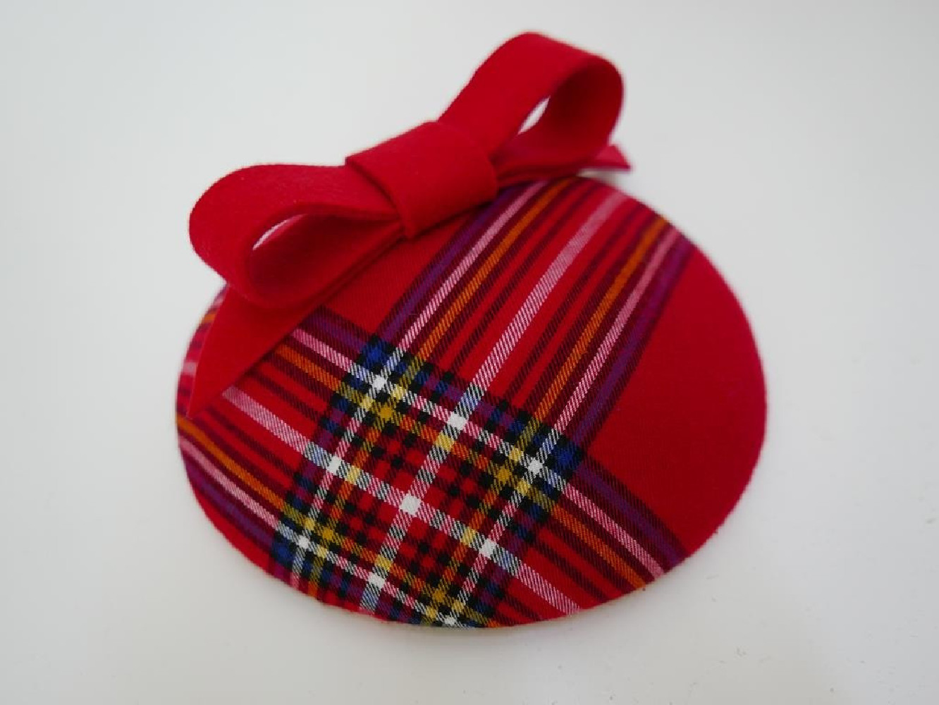 Czerwona krateczka mini toczek fascynator z tkaniny