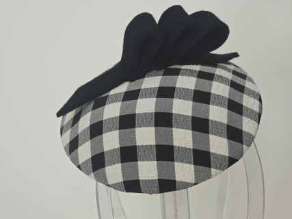 Biało czarna krateczka mini toczek fascynator z tkaniny