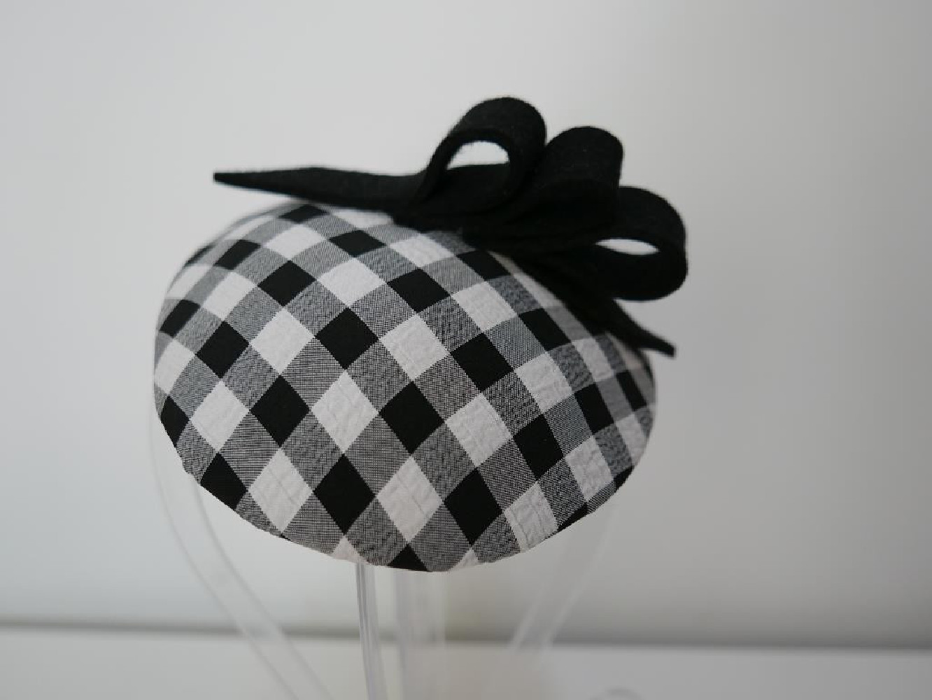 Biało czarna krateczka mini toczek fascynator z tkaniny