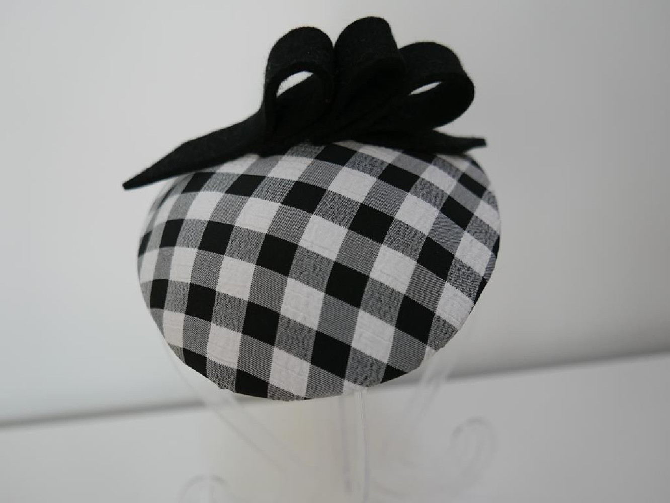 Biało czarna krateczka mini toczek fascynator z tkaniny