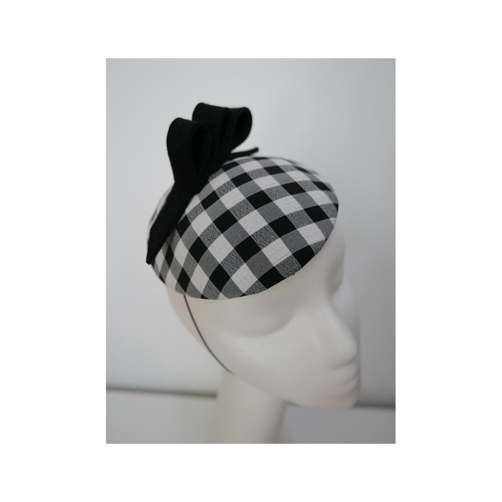Biało czarna krateczka mini toczek fascynator z tkaniny