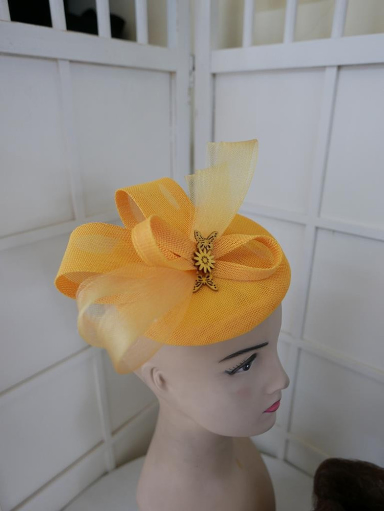 Żółty fascynatorz crin i lnu