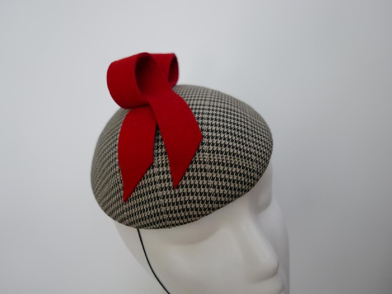 Beżowo czarna krateczka mini toczek fascynator z tkaniny