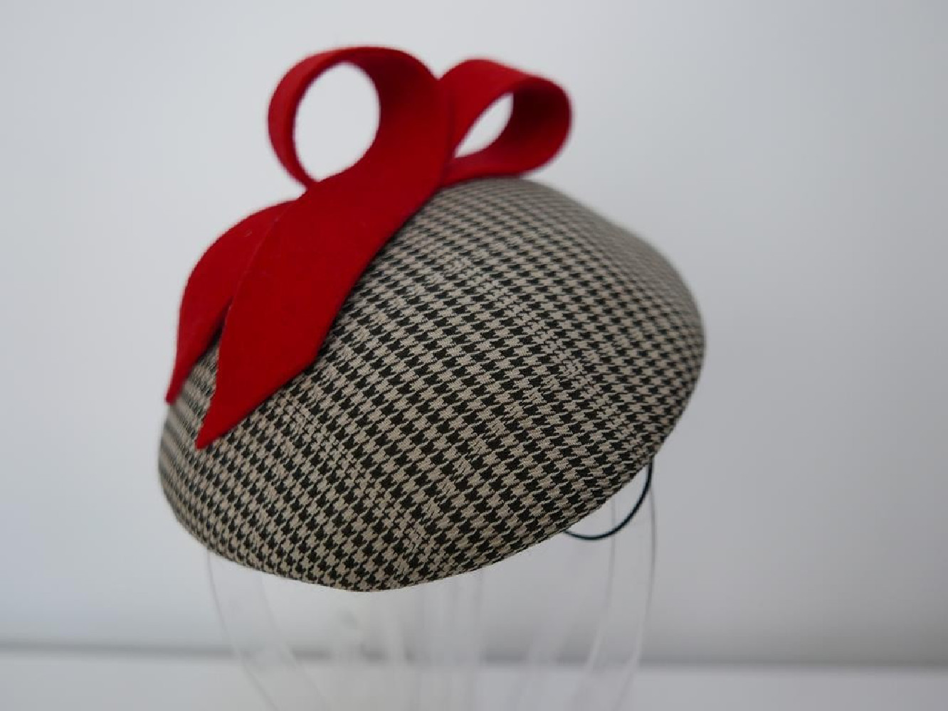 Beżowo czarna krateczka mini toczek fascynator z tkaniny