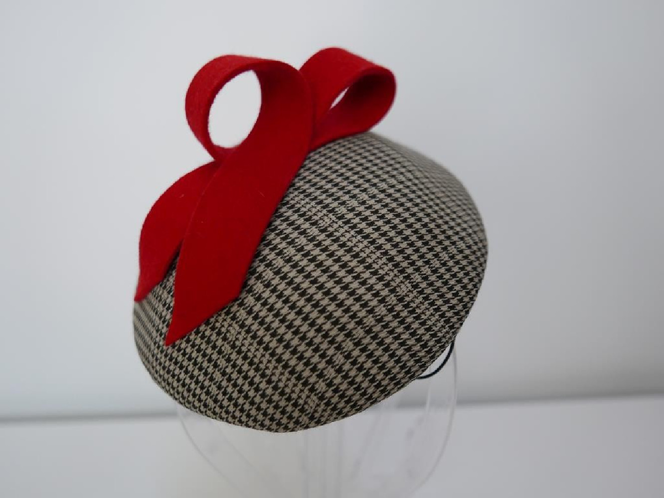 Beżowo czarna krateczka mini toczek fascynator z tkaniny