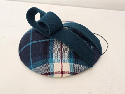 Turkusowo granatowa krateczka mini toczek fascynator z tkaniny