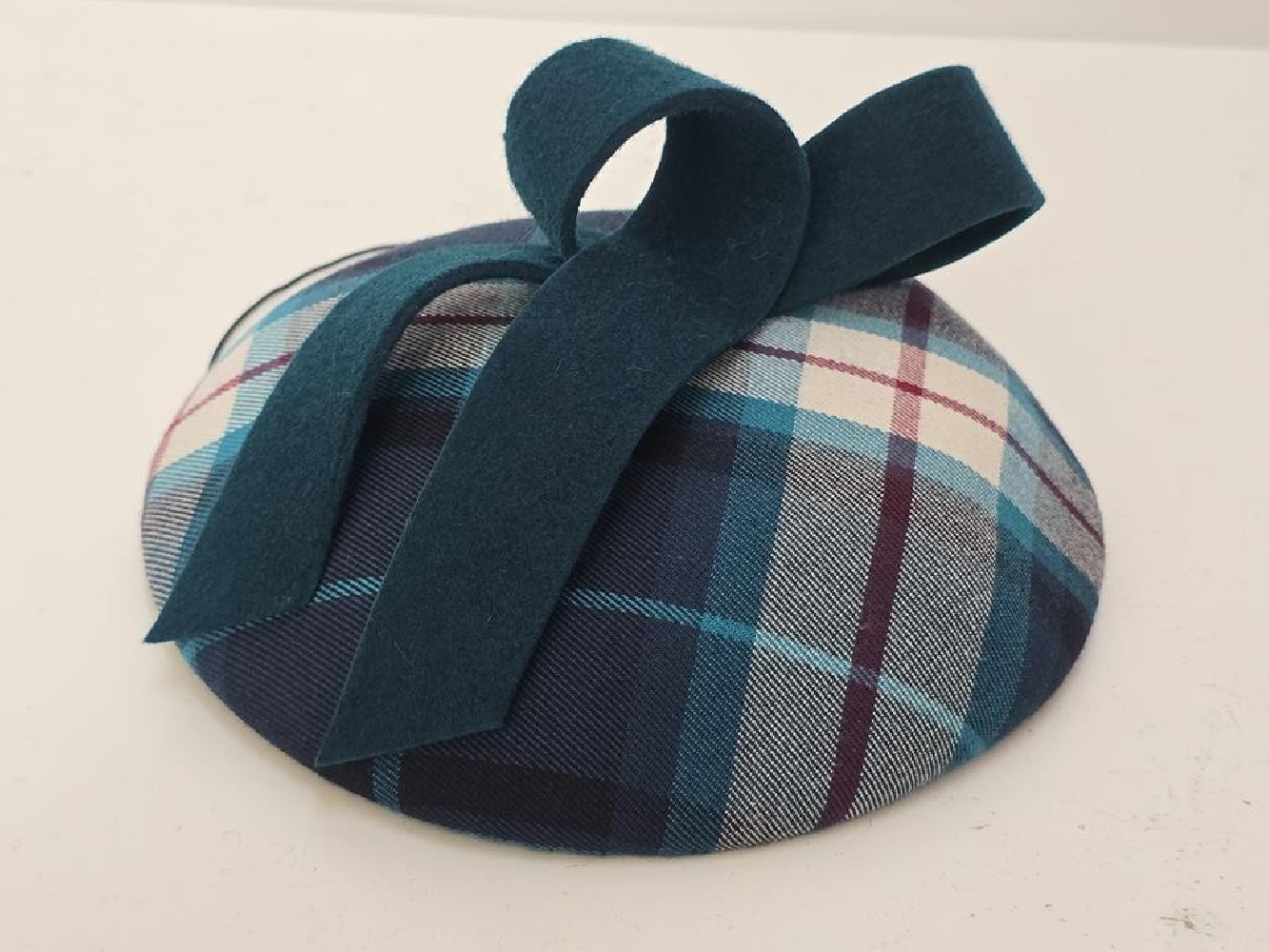 Turkusowo granatowa krateczka mini toczek fascynator z tkaniny