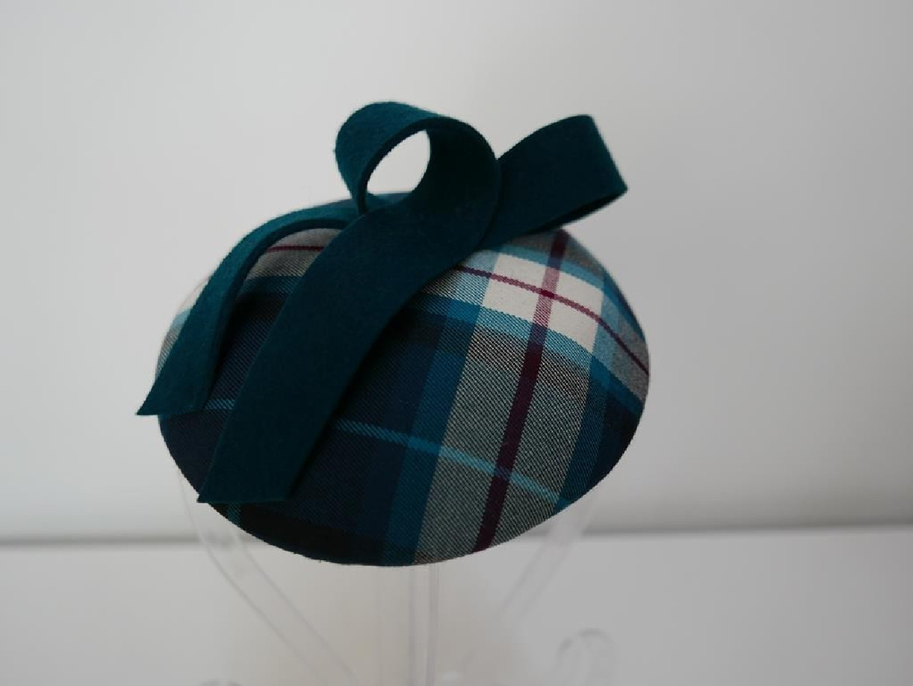 Turkusowo granatowa krateczka mini toczek fascynator z tkaniny