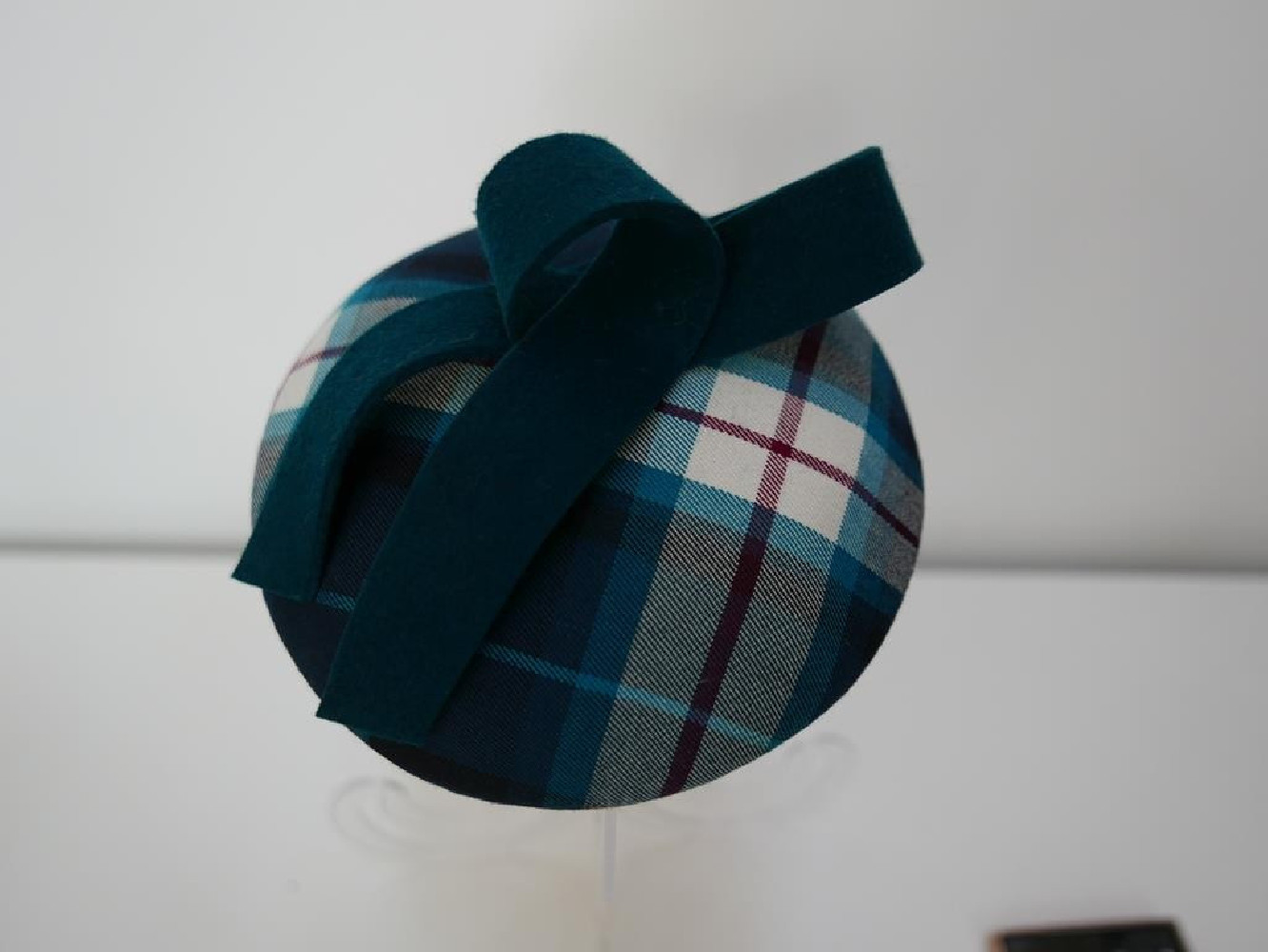 Turkusowo granatowa krateczka mini toczek fascynator z tkaniny
