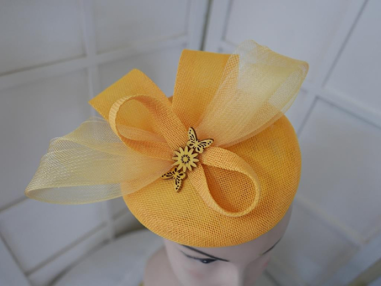 Żółty fascynatorz crin i lnu